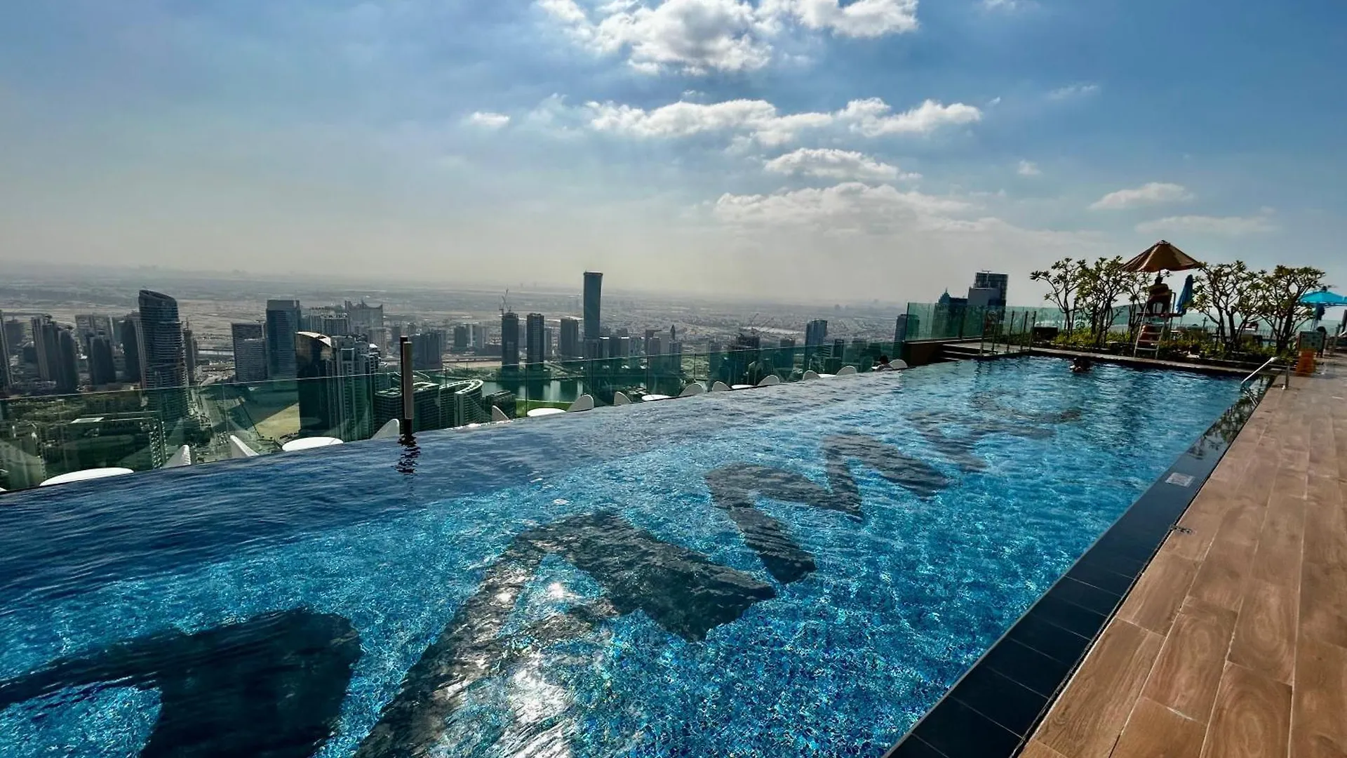 Luxury Stay With Burj Khalifa Views & Infinity Pool Dubai Appartement