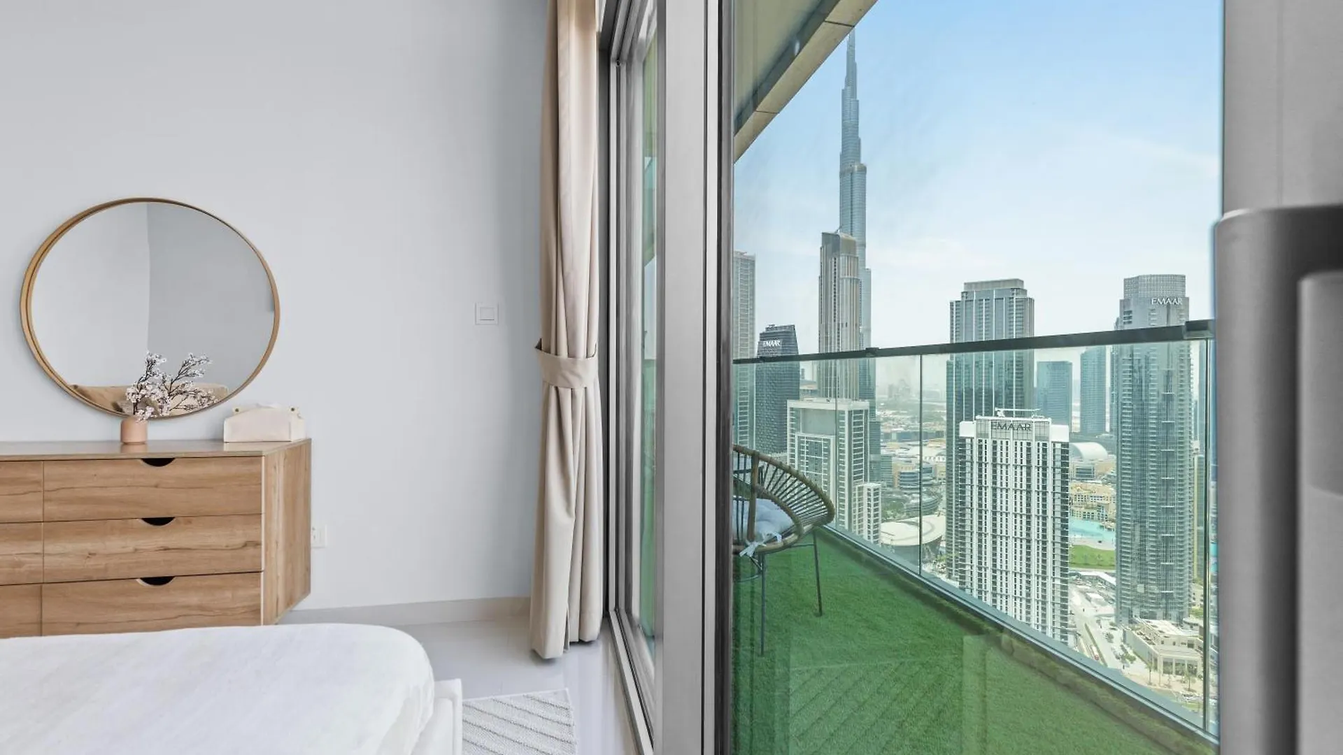 Luxury Stay With Burj Khalifa Views & Infinity Pool Dubai Apartment