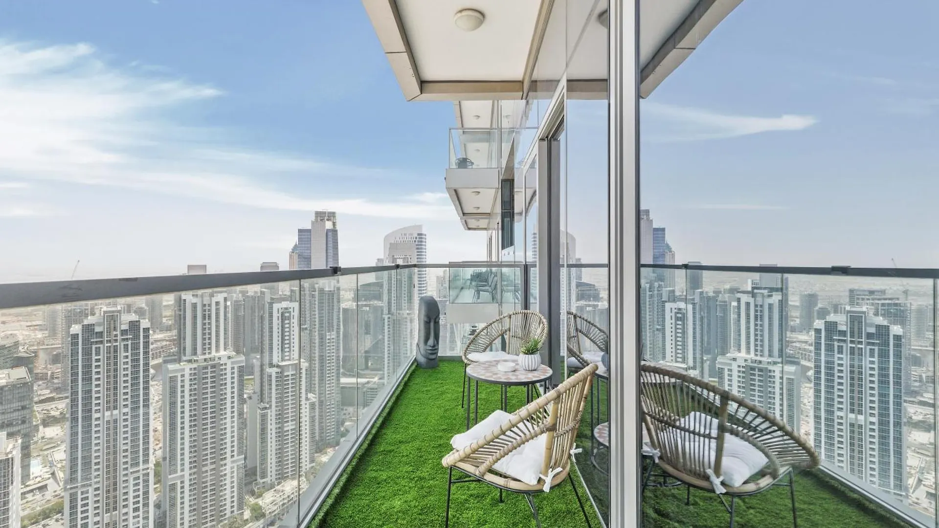 Luxury Stay With Burj Khalifa Views & Infinity Pool Dubaj