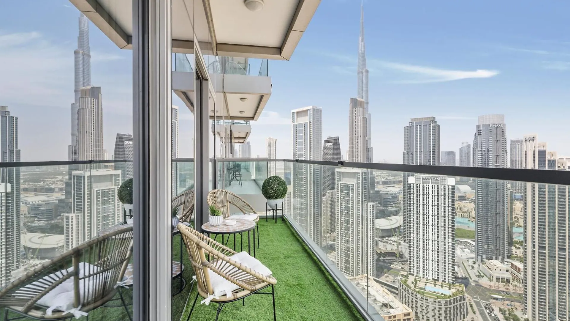 Luxury Stay With Burj Khalifa Views & Infinity Pool Dubai Apartment