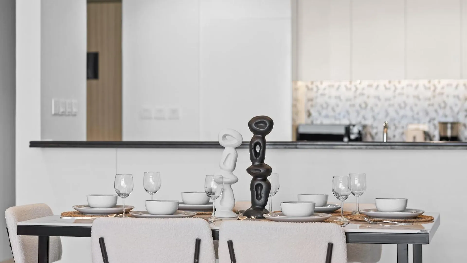 Luxury Stay With Burj Khalifa Views & Infinity Pool Dubai Apartment